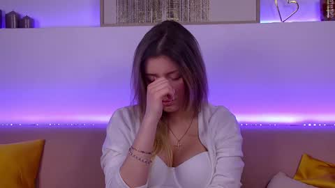 Mia online show from 3, 2, 2025