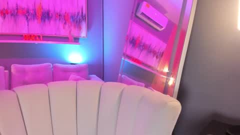 Snapshot of lilian_vergara chatting on 2, 2, 2026 holis soy lily chang no olvides el pulgar arriba es muy importante para mi 3 independent model online show from 2, 2, 2026