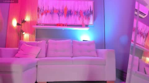 Snapshot of lilian_vergara chatting on 4, 2, 2026 holis soy lily chang no olvides el pulgar arriba es muy importante para mi 3 independent model online show from 4, 2, 2026