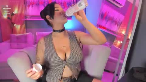 Snapshot of lilian_vergara chatting on 19, 2, 2026 holis soy lily chang no olvides el pulgar arriba es muy importante para mi 3 independent model online show from 19, 2, 2026