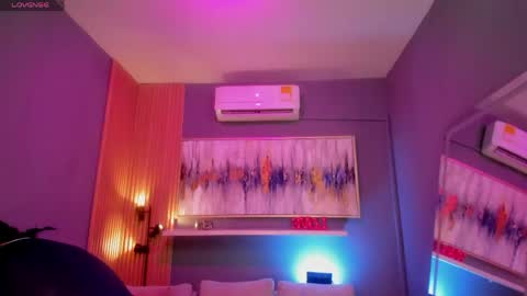 Snapshot of lilian_vergara chatting on 24, 4, 2026 holis soy lily chang no olvides el pulgar arriba es muy importante para mi 3 independent model online show from 24, 4, 2026