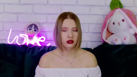 LiliLinn online show from 4, 3, 2025