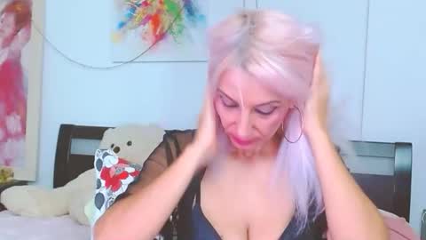 Snapshot of lillianasara chatting on 15, 10, 2025 Lara online show from 15, 10, 2025