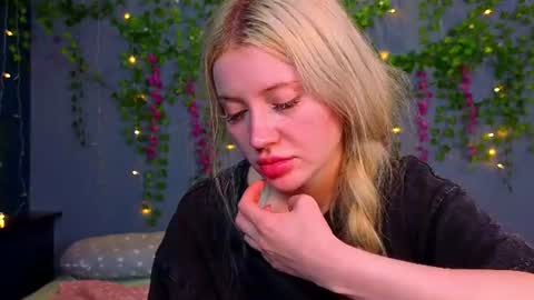 Snapshot of lillie_berry chatting on 18, 7, 2026 lillie_berry online show from 18, 7, 2026