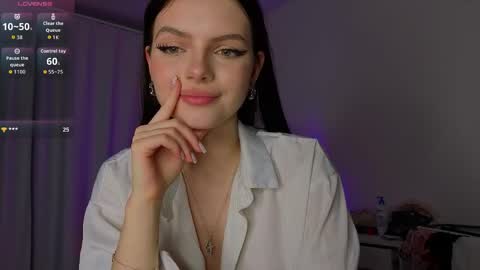Snapshot of lillly_meow_ chatting on 7, 5, 2026 Lilia online show from 7, 5, 2026