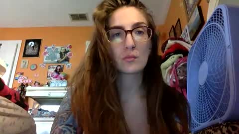 Snapshot of lillylushabae chatting on 25, 5, 2026 hi guys im back on here 3 online show from 25, 5, 2026