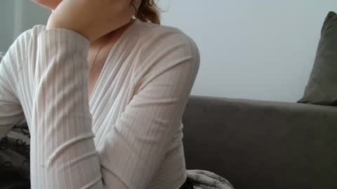 small lily online show from 23, 4, 2026