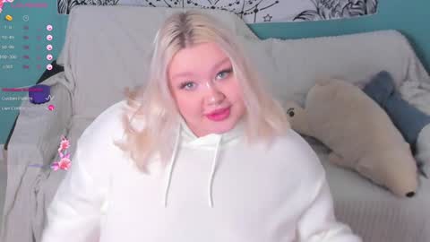 Snapshot of lilybelll chatting on 30, 12, 2024 Lily online show from 30, 12, 2024