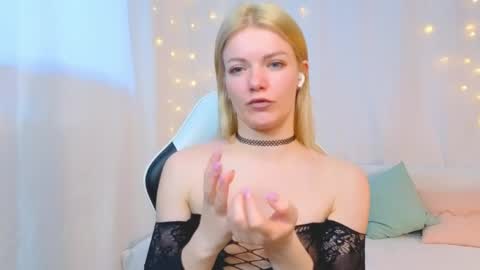 Snapshot of lilydavisss chatting on 24, 4, 2026 lilydavisss online show from 24, 4, 2026