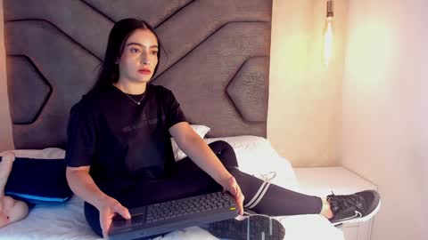 Snapshot of linda_saenz1 chatting on 4, 2, 2025 Linda Saenz online show from 4, 2, 2025