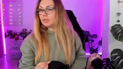 Snapshot of lindawhite_ chatting on 10, 2, 2025 Linda -- online show from 10, 2, 2025