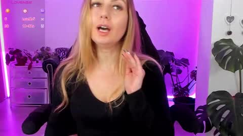 Snapshot of lindawhite_ chatting on 15, 2, 2025 Linda -- online show from 15, 2, 2025
