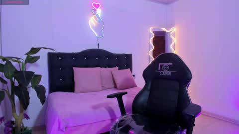 Snapshot of lindsay_tay chatting on 9, 4, 2026 Linda online show from 9, 4, 2026