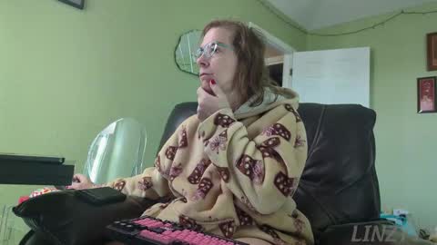 Linzy19 online show from 9, 11, 2025