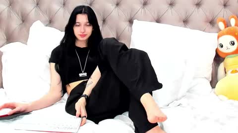 Snapshot of lissaallison chatting on 8, 3, 2025 LissaAllison online show from 8, 3, 2025