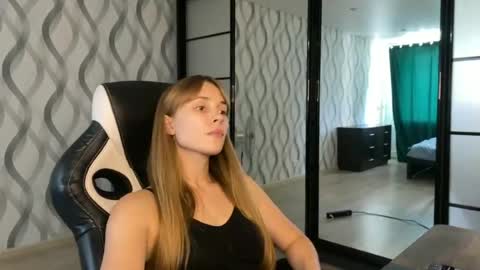 Snapshot of litle_girl05 chatting on 23, 6, 2026 LUNA online show from 23, 6, 2026