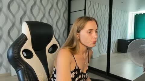 Snapshot of litle_girl05 chatting on 30, 6, 2026 LUNA online show from 30, 6, 2026
