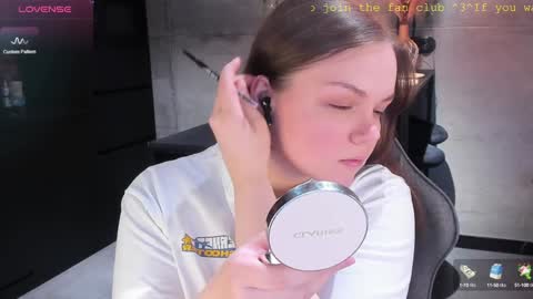 Snapshot of little_bambii_ chatting on 6, 1, 2025 Eva online show from 6, 1, 2025