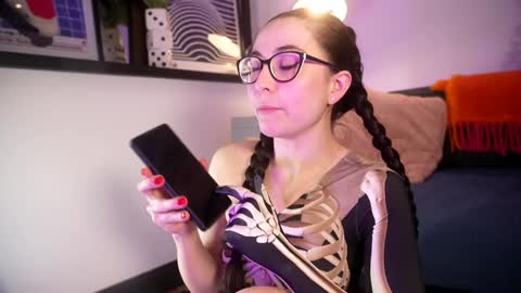 Snapshot of littlee33 chatting on 18, 10, 2025 Emily Hill online show from 18, 10, 2025