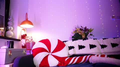 Snapshot of littlee33 chatting on 19, 12, 2025 Emily Hill online show from 19, 12, 2025