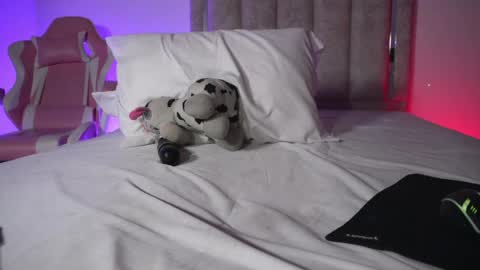 littlee_emma_ online show from 11, 4, 2026