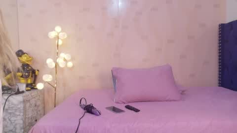 Snapshot of littleebonymommy chatting on 22, 4, 2026 Tania online show from 22, 4, 2026