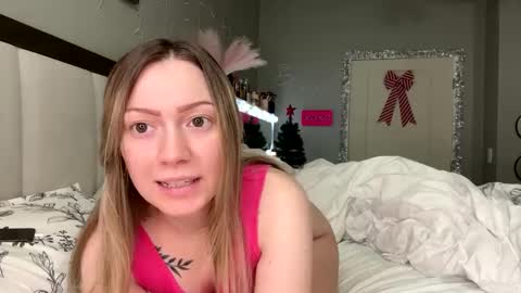 Snapshot of littleemommaa23 chatting on 6, 1, 2025 LittleMomma online show from 6, 1, 2025