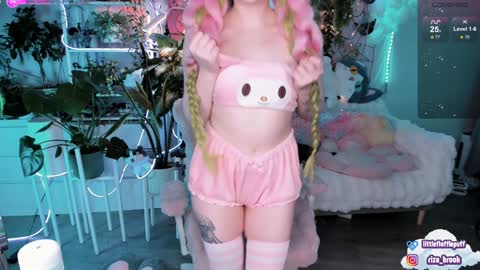 Riza Riri Puff  online show from 4, 12, 2024