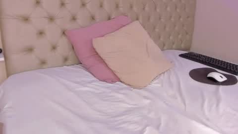 im olivia IG littleolivia01 online show from 8, 2, 2025