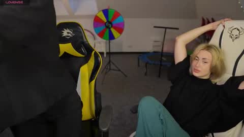 Snapshot of livehub054 chatting on 4, 12, 2025 Sheryl online show from 4, 12, 2025