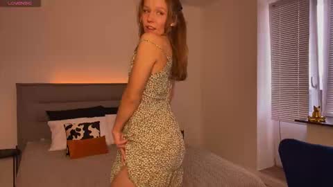 Snapshot of lively_luna chatting on 8, 10, 2025 Luna online show from 8, 10, 2025