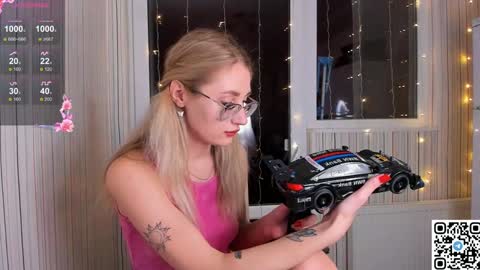 Snapshot of livyybosom chatting on 4, 1, 2025 My name is Livy Nice to meet you Thumbs up please its important online show from 4, 1, 2025