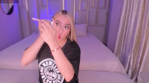 Snapshot of lizzcooper_ chatting on 28, 9, 2025 Lizz online show from 28, 9, 2025