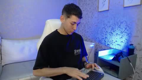 Loganfoster  online show from 13, 12, 2025