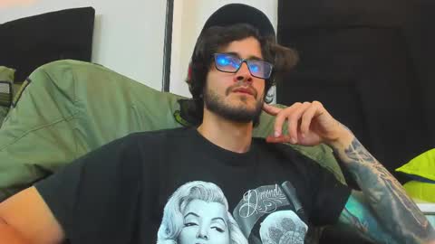 Snapshot of loggan_donnelly chatting on 6, 1, 2025 Loggan online show from 6, 1, 2025