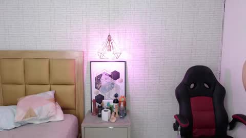 Snapshot of lolamaxi chatting on 21, 2, 2025 LOLA online show from 21, 2, 2025