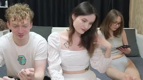 Jean and Isa right couple Mark and Eva left couple online show from 8, 4, 2026