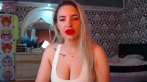 Queen LoraSinClare online show from 27, 4, 2026