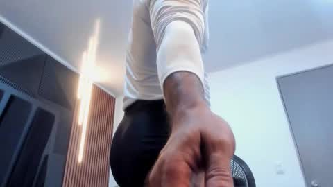  L O R E N Z O  Thumbs Up help  online show from 24, 11, 2025