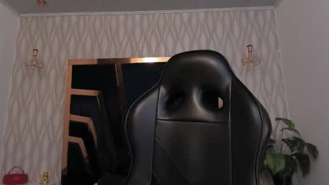  L O R E N Z O  Thumbs Up help  online show from 7, 1, 2026