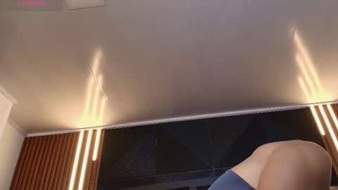  L O R E N Z O  Thumbs Up help  online show from 16, 1, 2026