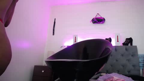 Snapshot of louise_nails chatting on 19, 12, 2024 LouIse online show from 19, 12, 2024