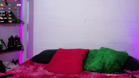 Snapshot of louise_nails chatting on 7, 5, 2026 LouIse online show from 7, 5, 2026