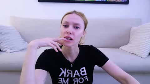 Snapshot of love_call chatting on 9, 6, 2026 love_call online show from 9, 6, 2026
