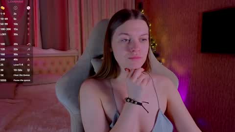Snapshot of lovellalipss chatting on 28, 12, 2024 Laura online show from 28, 12, 2024