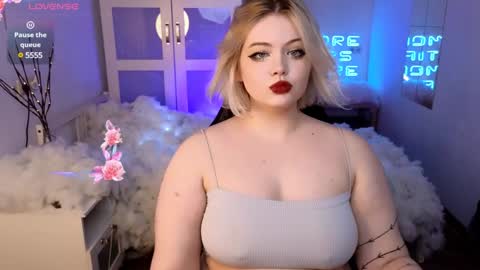 Snapshot of lovely_leilla chatting on 22, 12, 2024 lovely_leilla online show from 22, 12, 2024