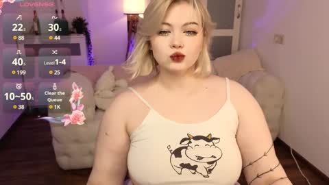 Snapshot of lovely_leilla chatting on 8, 1, 2025 lovely_leilla online show from 8, 1, 2025