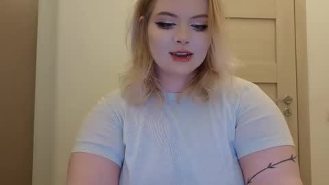 Snapshot of lovely_leilla chatting on 17, 10, 2025 lovely_leilla online show from 17, 10, 2025