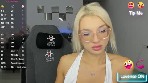 lovelybianca_ online show from 9, 11, 2025