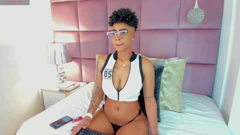  lucia wallace  online show from 19, 10, 2025